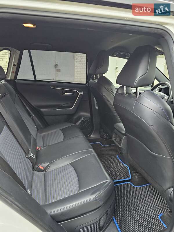 Внедорожник / Кроссовер Toyota RAV4 2019 в Киеве
