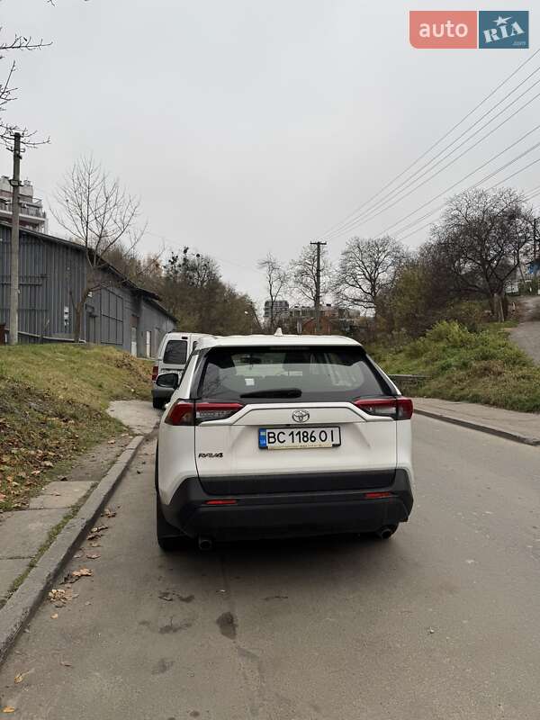 Позашляховик / Кросовер Toyota RAV4 2020 в Львові