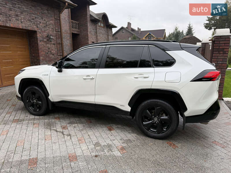 Внедорожник / Кроссовер Toyota RAV4 2021 в Киеве