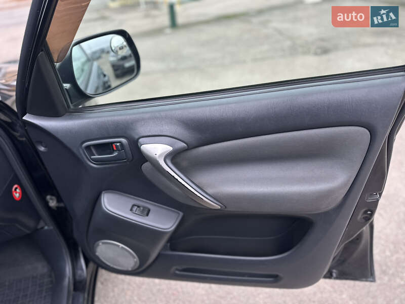 Внедорожник / Кроссовер Toyota RAV4 2005 в Киеве