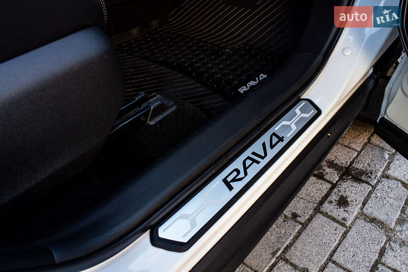 Внедорожник / Кроссовер Toyota RAV4 2025 в Львове