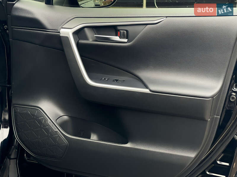 Внедорожник / Кроссовер Toyota RAV4 2019 в Киеве