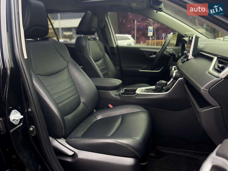 Внедорожник / Кроссовер Toyota RAV4 2019 в Киеве