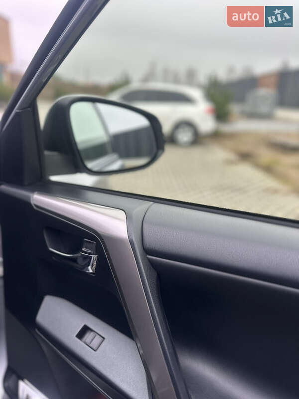 Внедорожник / Кроссовер Toyota RAV4 2018 в Хмельницком