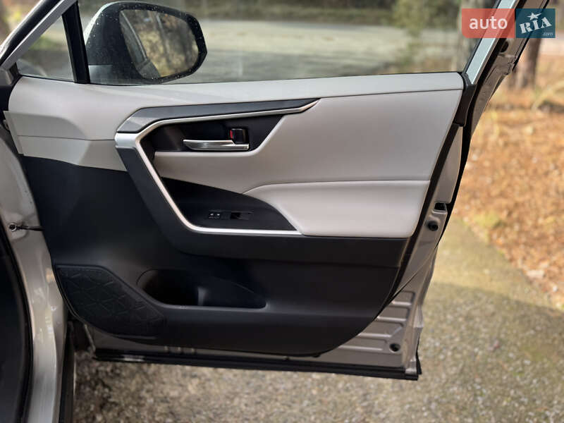 Внедорожник / Кроссовер Toyota RAV4 2019 в Киеве