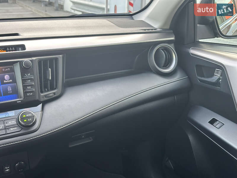 Внедорожник / Кроссовер Toyota RAV4 2017 в Киеве