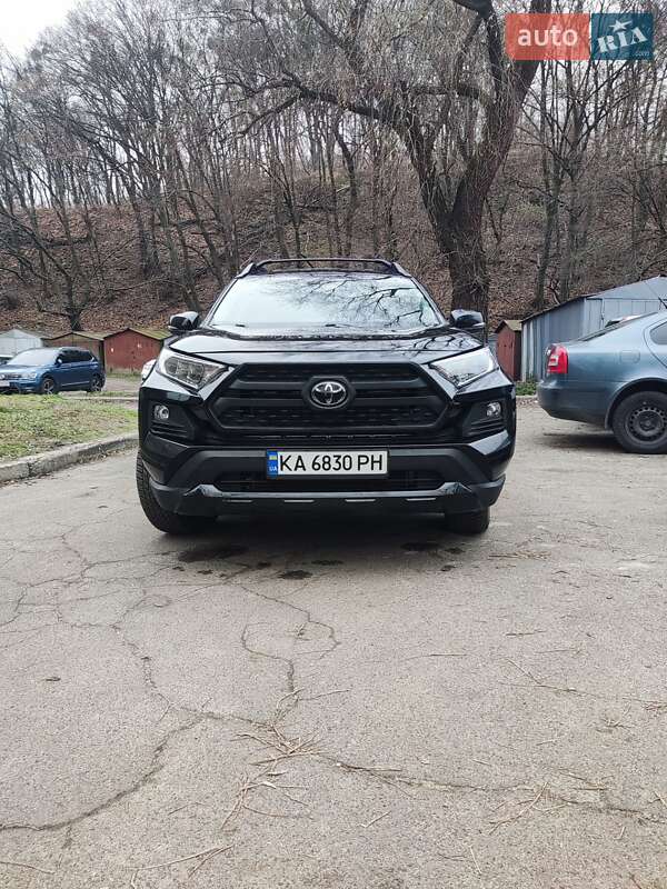 Внедорожник / Кроссовер Toyota RAV4 2019 в Киеве