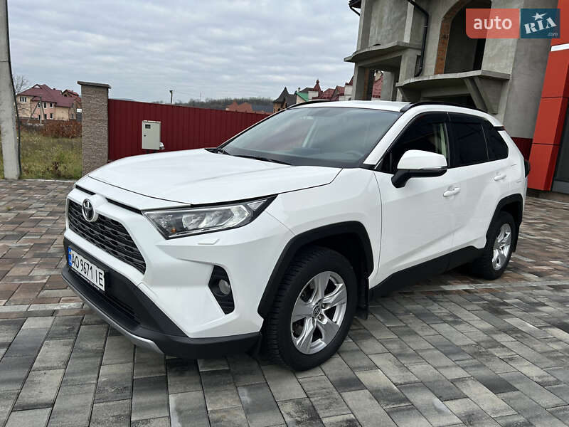 Внедорожник / Кроссовер Toyota RAV4 2019 в Тячеве