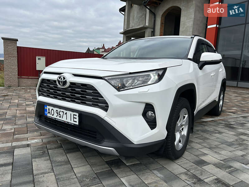 Внедорожник / Кроссовер Toyota RAV4 2019 в Тячеве