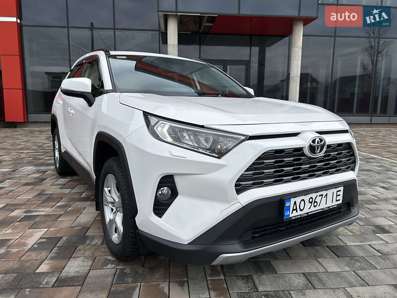 Внедорожник / Кроссовер Toyota RAV4 2019 в Тячеве