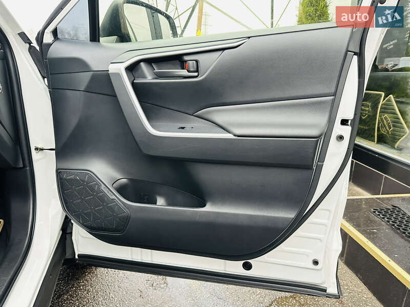 Внедорожник / Кроссовер Toyota RAV4 2021 в Харькове