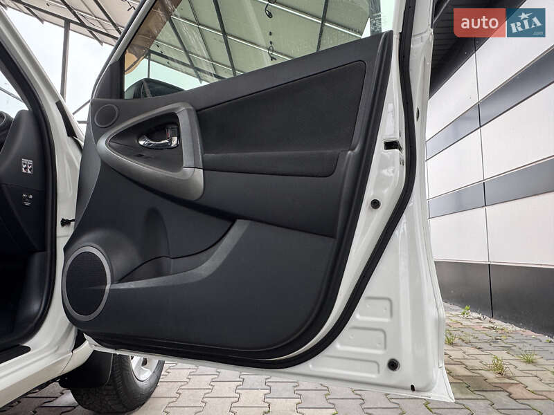 Внедорожник / Кроссовер Toyota RAV4 2011 в Виннице