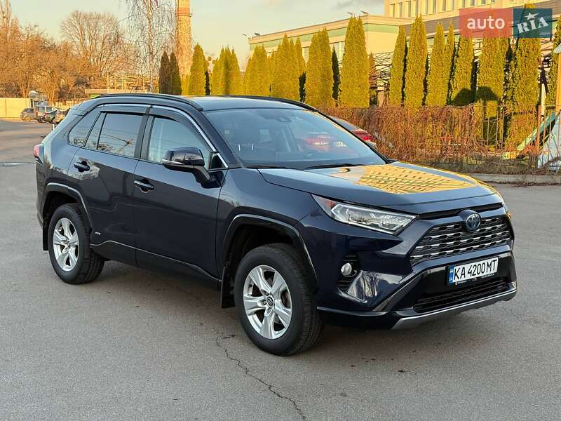 Внедорожник / Кроссовер Toyota RAV4 2020 в Киеве