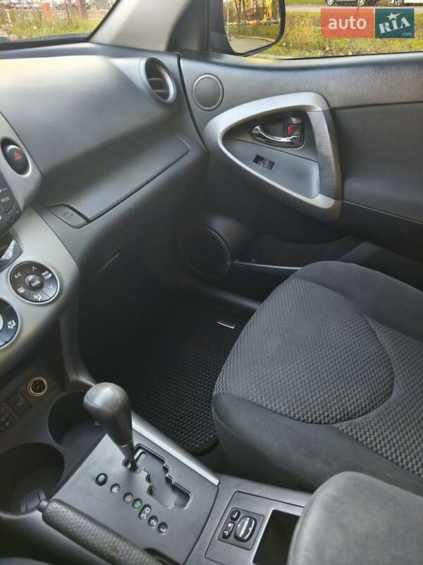 Внедорожник / Кроссовер Toyota RAV4 2006 в Киеве