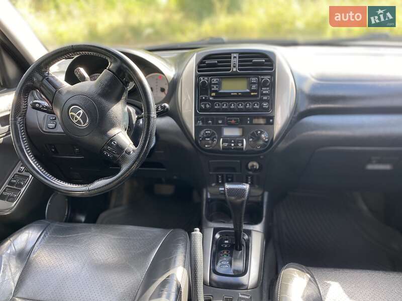 Внедорожник / Кроссовер Toyota RAV4 2005 в Сокирянах