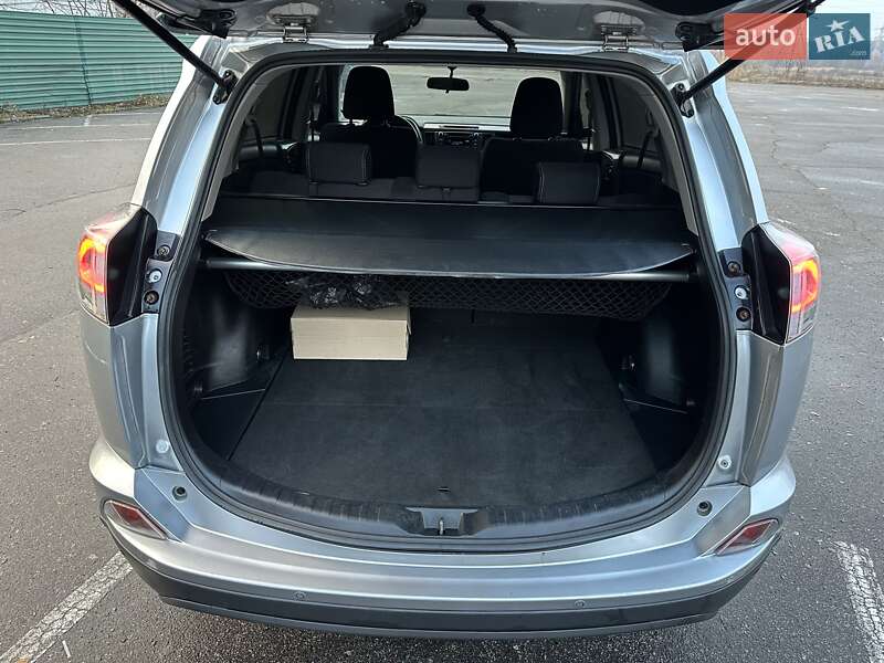 Внедорожник / Кроссовер Toyota RAV4 2018 в Харькове