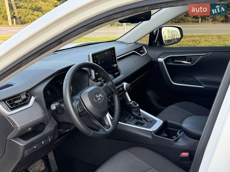 Внедорожник / Кроссовер Toyota RAV4 2019 в Днепре