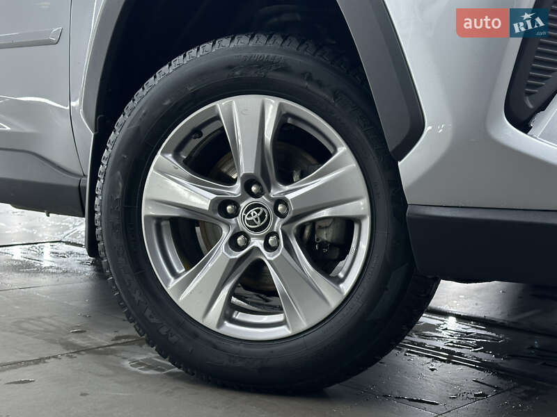 Внедорожник / Кроссовер Toyota RAV4 2022 в Ужгороде