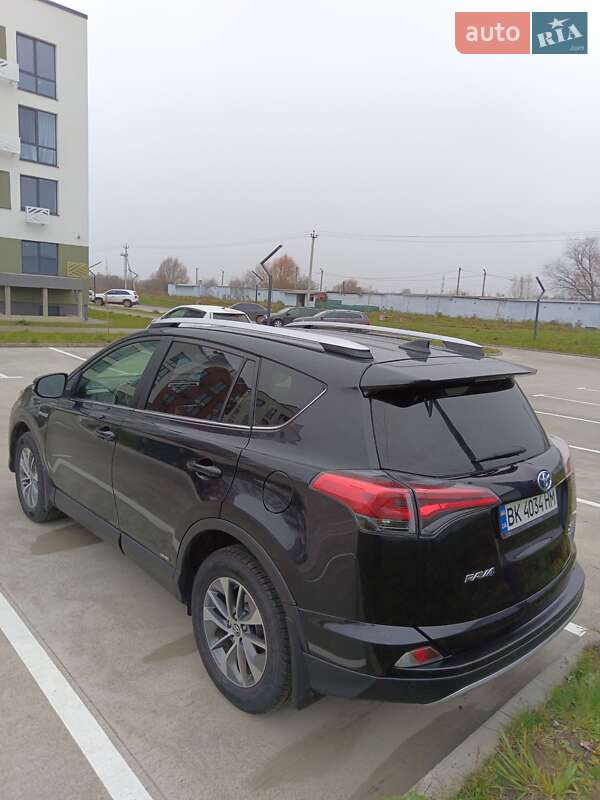 Внедорожник / Кроссовер Toyota RAV4 2016 в Ровно