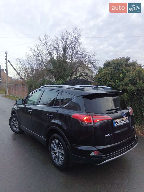 Внедорожник / Кроссовер Toyota RAV4 2016 в Ровно