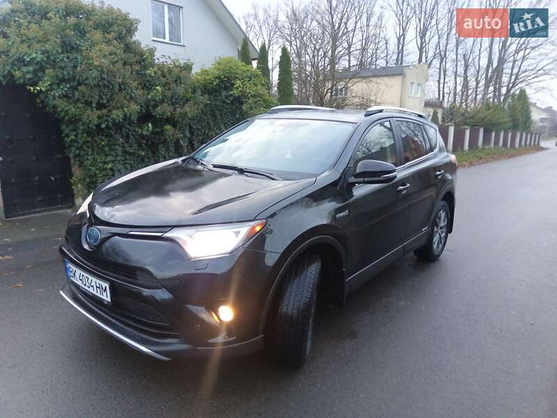 Внедорожник / Кроссовер Toyota RAV4 2016 в Ровно