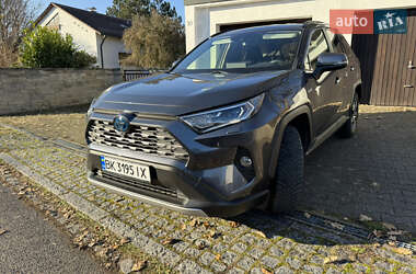 Позашляховик / Кросовер Toyota RAV4 2021 в Дніпрі
