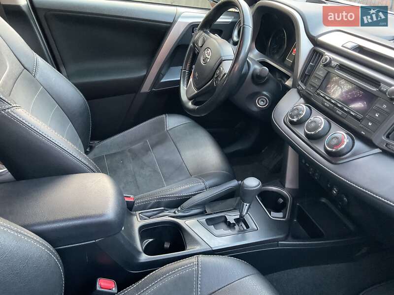 Позашляховик / Кросовер Toyota RAV4 2017 в Харкові