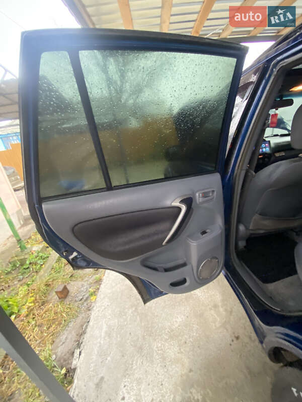 Позашляховик / Кросовер Toyota RAV4 2000 в Ладижині