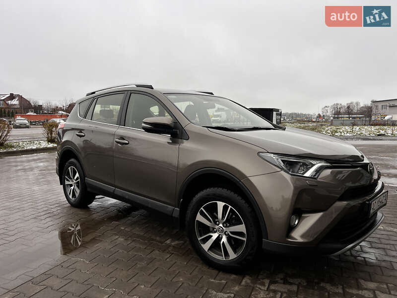 Внедорожник / Кроссовер Toyota RAV4 2017 в Луцке