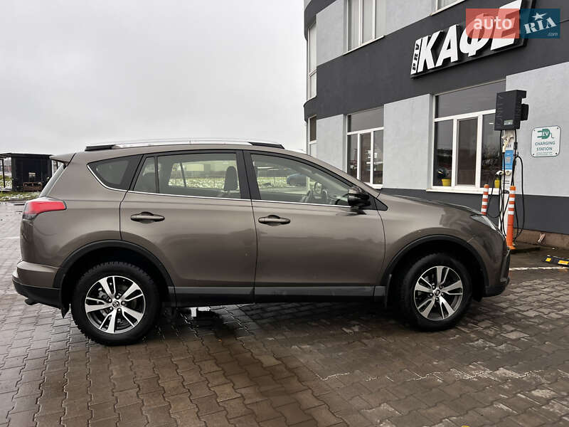 Внедорожник / Кроссовер Toyota RAV4 2017 в Луцке