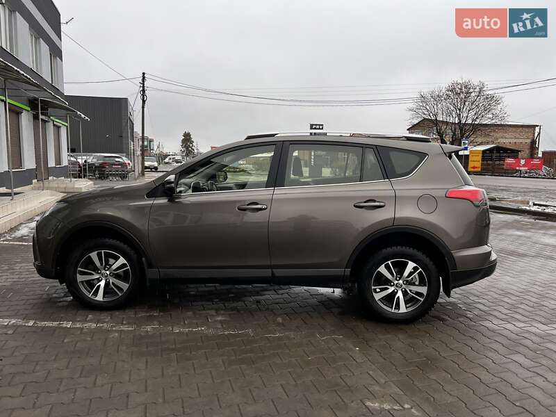 Внедорожник / Кроссовер Toyota RAV4 2017 в Луцке