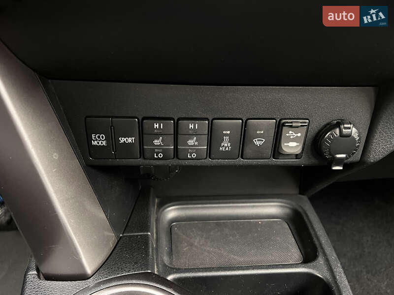 Внедорожник / Кроссовер Toyota RAV4 2017 в Луцке