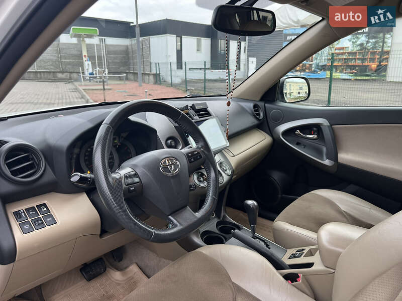 Позашляховик / Кросовер Toyota RAV4 2011 в Софіївській Борщагівці