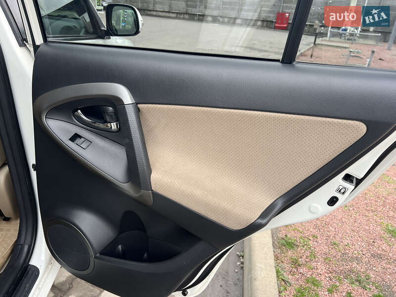 Позашляховик / Кросовер Toyota RAV4 2011 в Софіївській Борщагівці