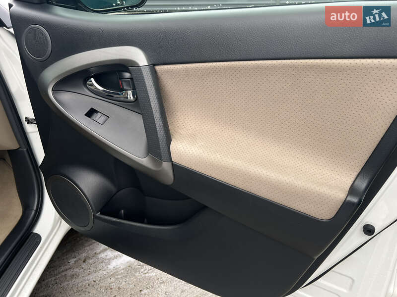 Позашляховик / Кросовер Toyota RAV4 2011 в Софіївській Борщагівці