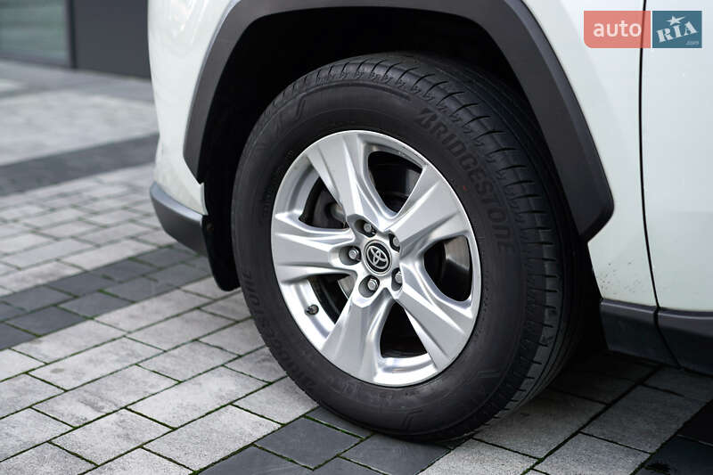 Внедорожник / Кроссовер Toyota RAV4 2021 в Львове