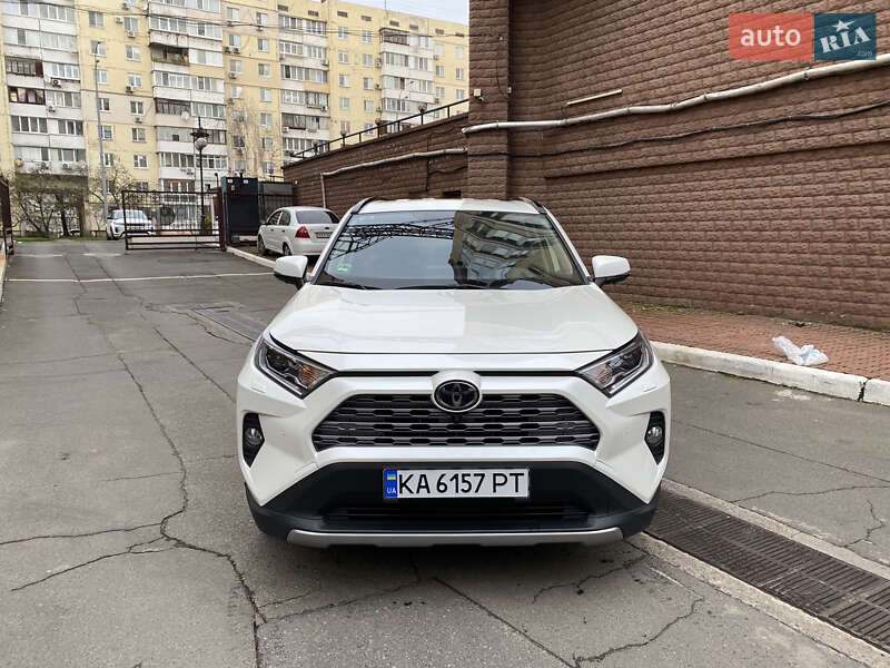 Внедорожник / Кроссовер Toyota RAV4 2020 в Киеве