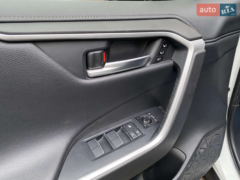 Внедорожник / Кроссовер Toyota RAV4 2020 в Киеве