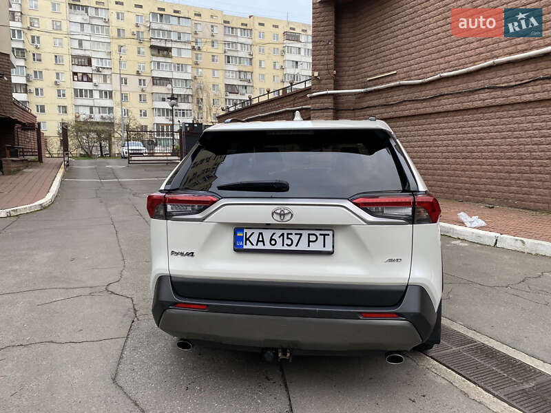 Внедорожник / Кроссовер Toyota RAV4 2020 в Киеве
