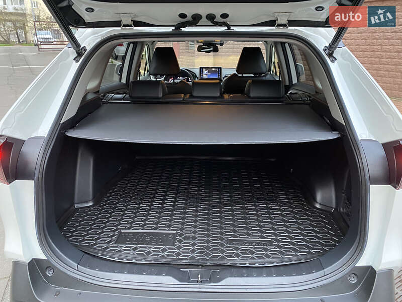 Внедорожник / Кроссовер Toyota RAV4 2020 в Киеве