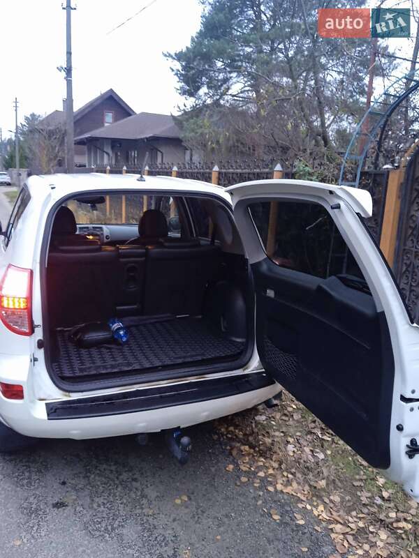 Внедорожник / Кроссовер Toyota RAV4 2010 в Киеве