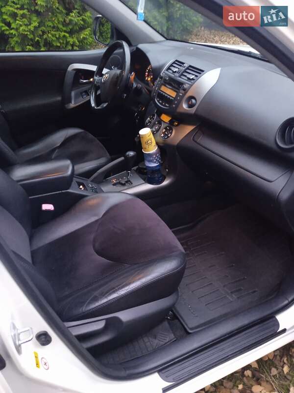 Внедорожник / Кроссовер Toyota RAV4 2010 в Киеве