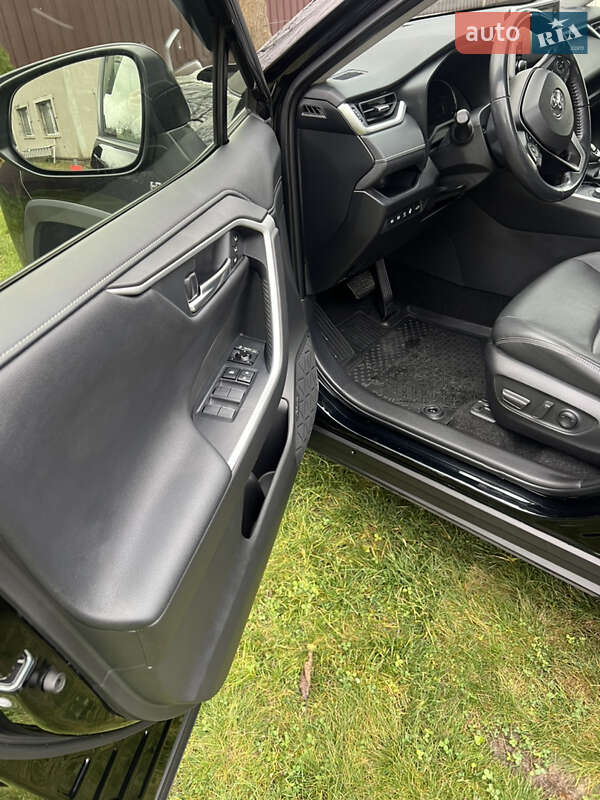 Внедорожник / Кроссовер Toyota RAV4 2020 в Буче