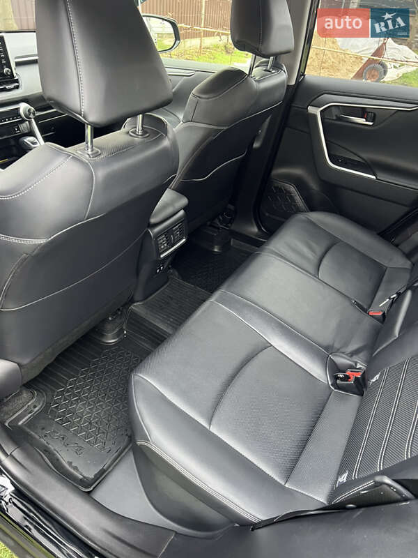 Внедорожник / Кроссовер Toyota RAV4 2020 в Буче