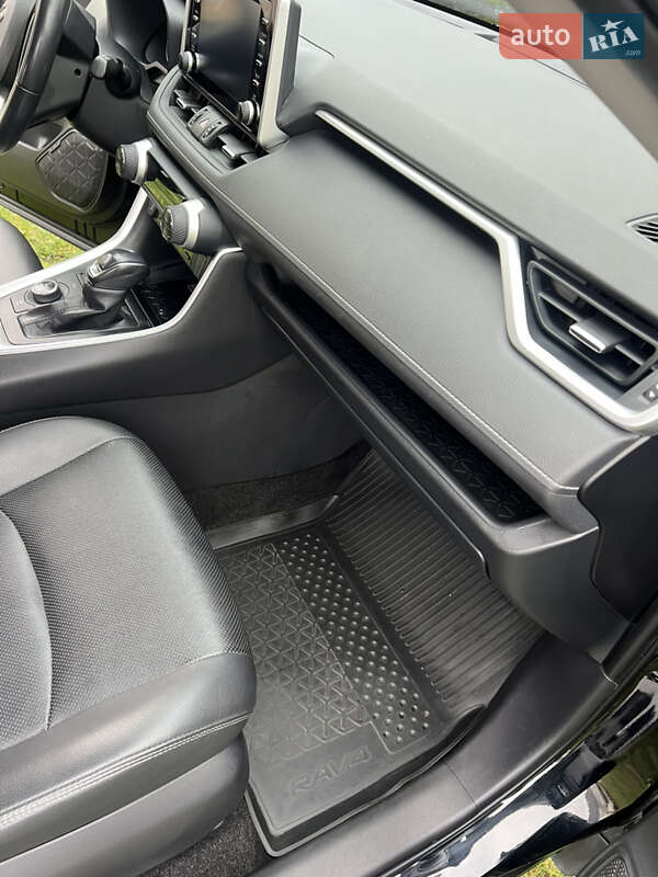 Внедорожник / Кроссовер Toyota RAV4 2020 в Буче