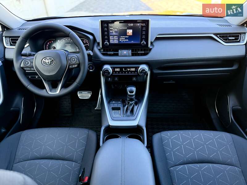 Позашляховик / Кросовер Toyota RAV4 2020 в Дніпрі