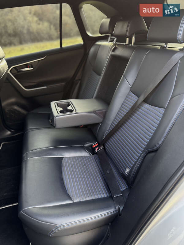 Внедорожник / Кроссовер Toyota RAV4 2019 в Днепре