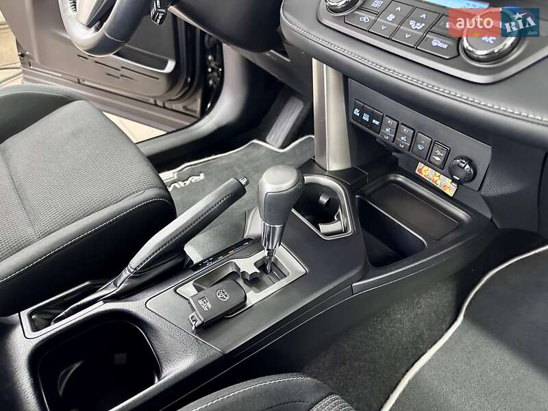 Позашляховик / Кросовер Toyota RAV4 2018 в Сумах