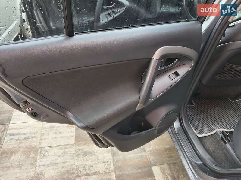 Внедорожник / Кроссовер Toyota RAV4 2012 в Софиевской Борщаговке