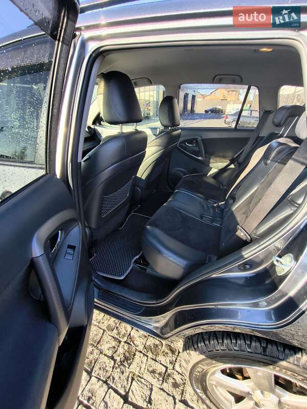 Внедорожник / Кроссовер Toyota RAV4 2012 в Софиевской Борщаговке